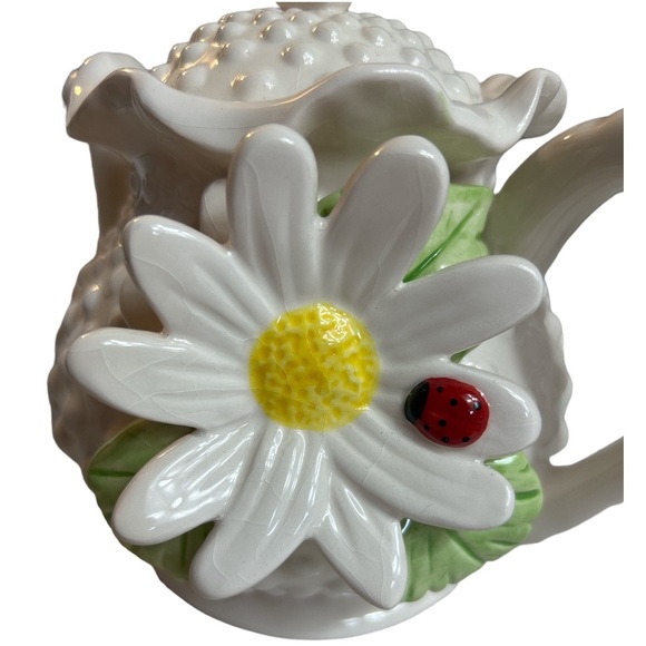 Tea Pot Vintage White Hobnail Daisy Ceramic w/ Lid Ladybug Decorative 3D Floral - Picture 6 of 9